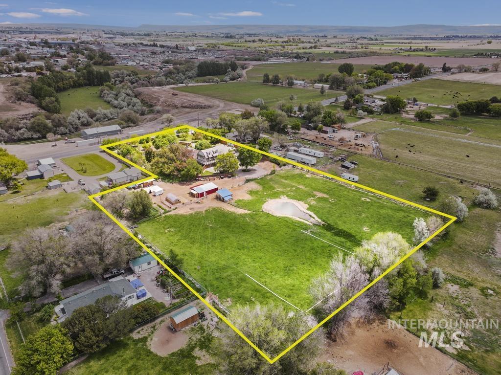 564 S Blue Lakes Blvd, Twin Falls, Idaho 83301, 9 Bedrooms, 5 Bathrooms, Residential For Sale, Price $847,000, 98947437