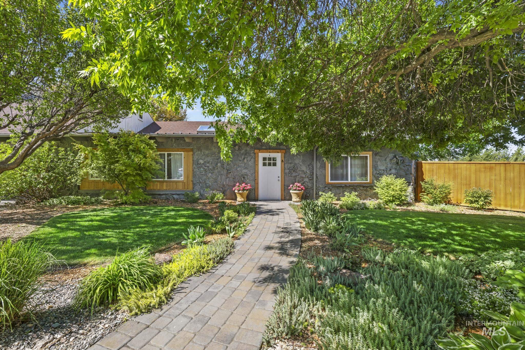 564 S Blue Lakes Blvd, Twin Falls, Idaho 83301, 9 Bedrooms, 5 Bathrooms, Residential For Sale, Price $847,000, 98947437