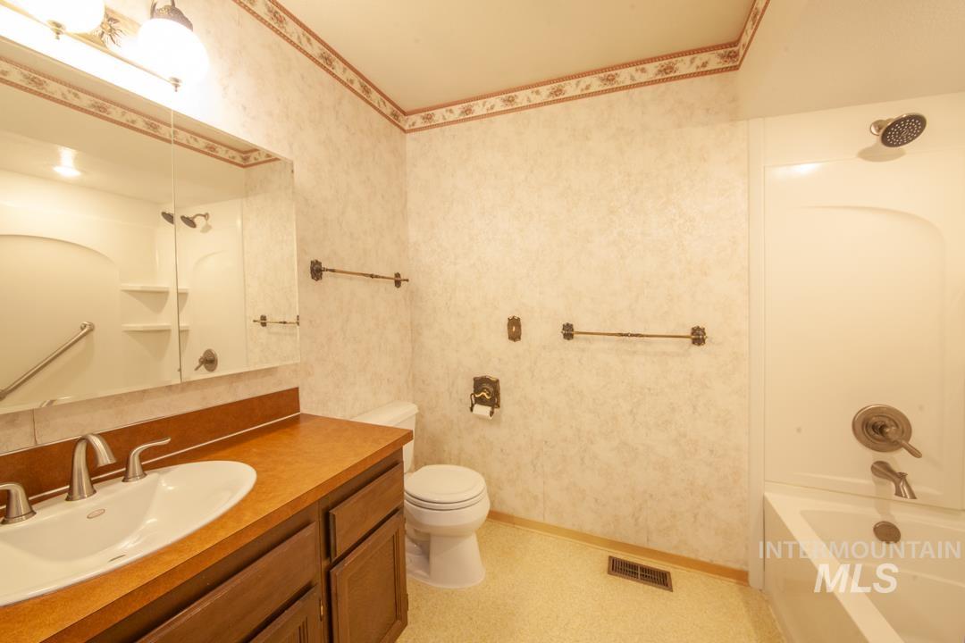 2634 Laurel Ct, Clarkston, Washington 99403, 4 Bedrooms, 3 Bathrooms, Residential For Sale, Price $399,000, 98947560