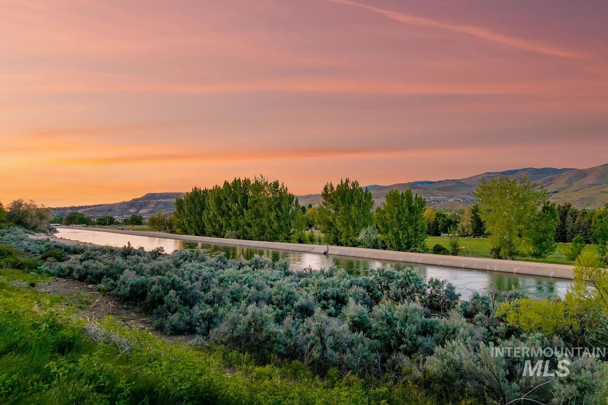 5158 S Surprise Way, Boise, Idaho 83716, 2 Bedrooms, 2 Bathrooms, Residential For Sale, Price $415,000, 98947571