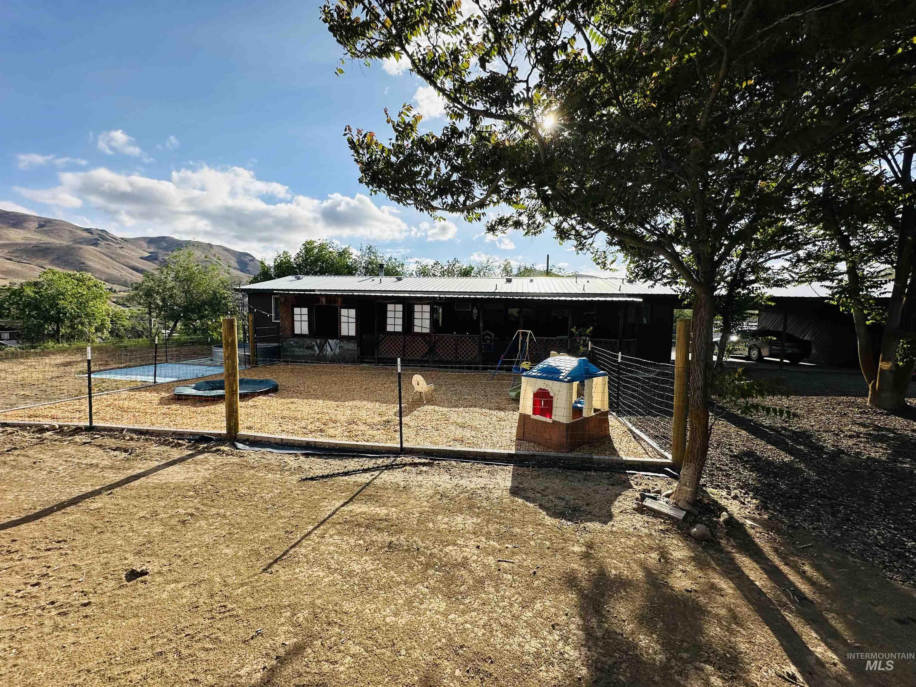 245 W 3rd st, Huntington, Oregon 97907, 3 Bedrooms, 2 Bathrooms, Residential For Sale, Price $385,000, 98947775