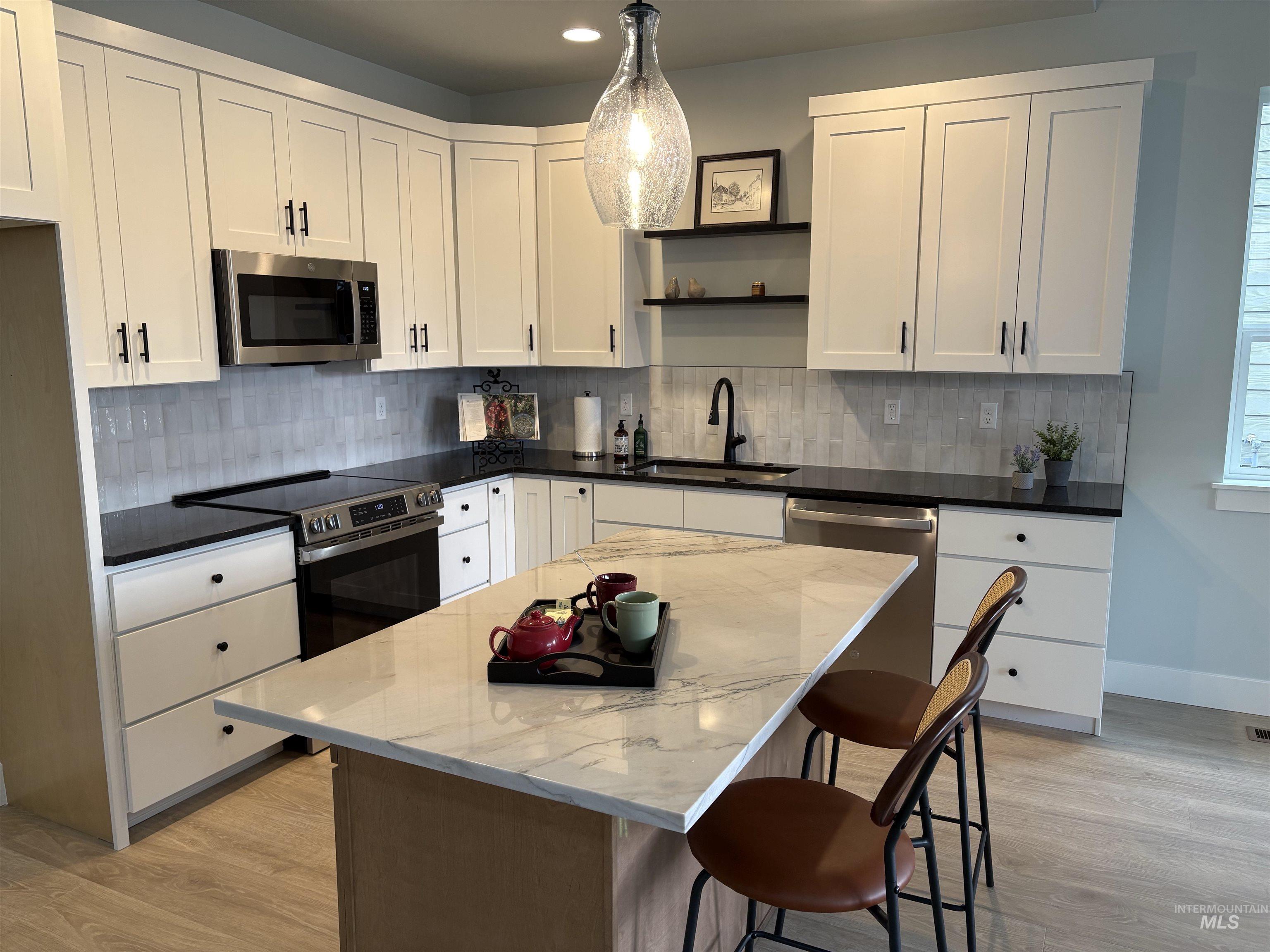 6404 W York street, Boise, Idaho 83704, 2 Bedrooms, 2 Bathrooms, Residential For Sale, Price $459,900, 98947907