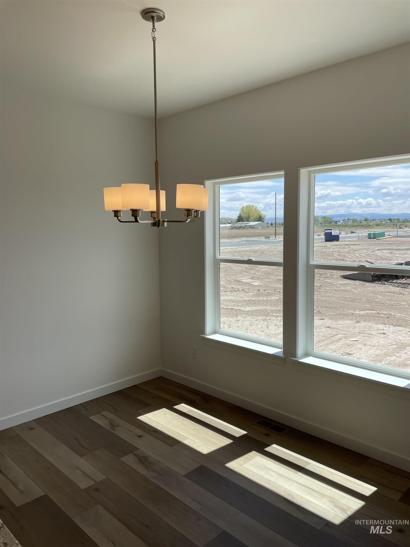 484 Hope Ave, Twin Falls, Idaho 83301-2013, 4 Bedrooms, 2 Bathrooms, Residential For Sale, Price $374,900, 98947910