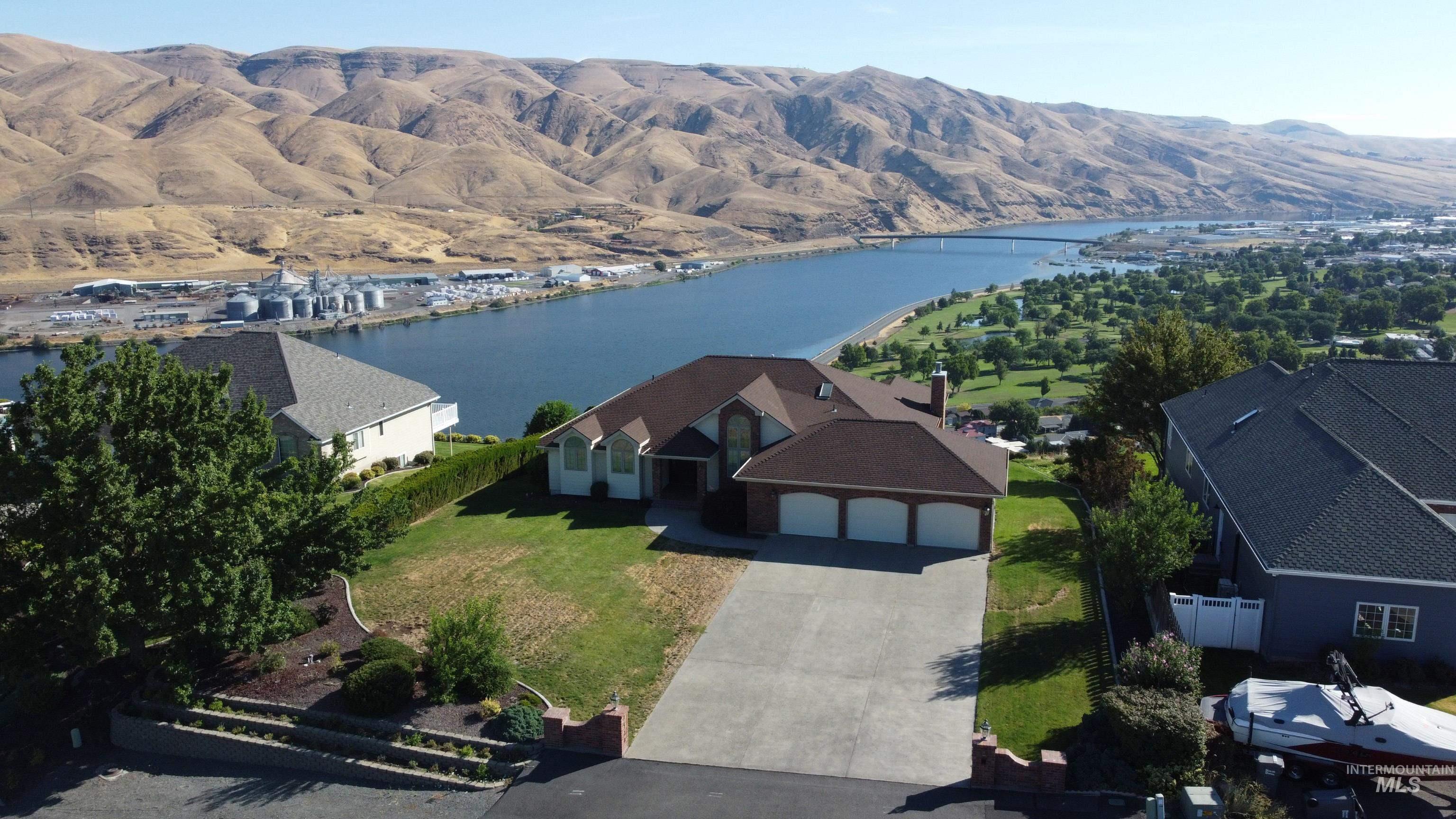 2530 Valleyview Drive, Clarkston, Washington 99403, 4 Bedrooms, 3 Bathrooms, Residential For Sale, Price $859,000, 98947932