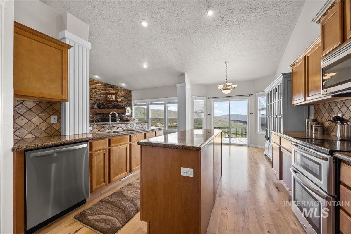 160 Summit Ridge Road, Horseshoe Bend, Idaho 83629, 3 Bedrooms, 3 Bathrooms, Residential For Sale, Price $799,900, 98947936