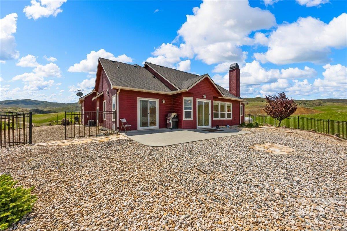 160 Summit Ridge Road, Horseshoe Bend, Idaho 83629, 3 Bedrooms, 3 Bathrooms, Residential For Sale, Price $799,900, 98947936