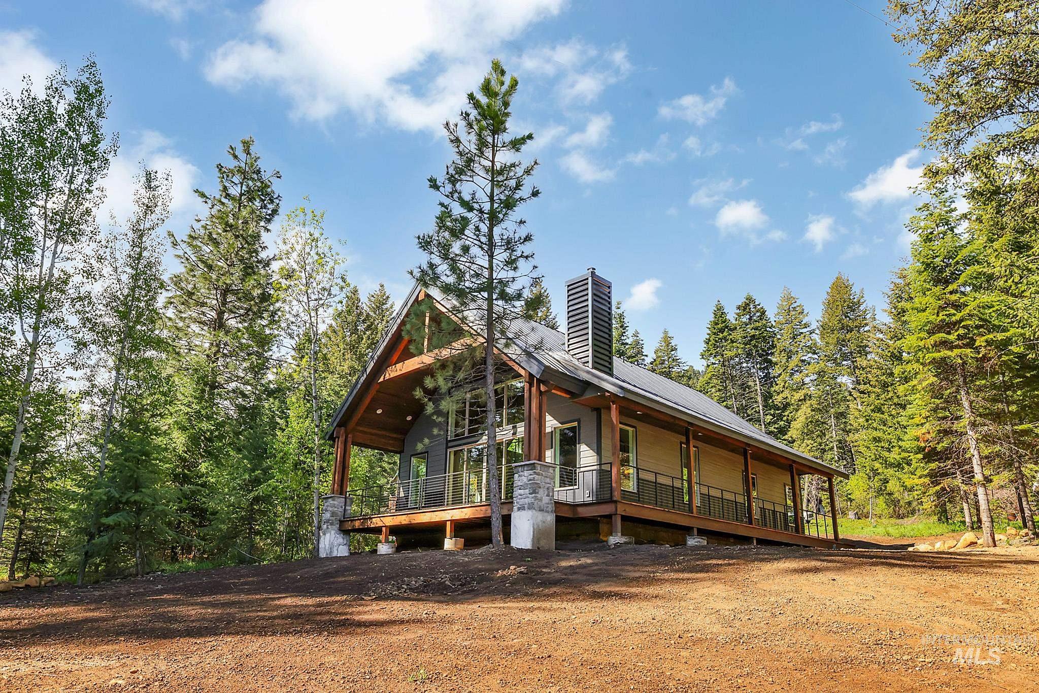 1 Caribou Parkway, Cascade, Idaho 83611, 3 Bedrooms, 2 Bathrooms, Residential For Sale, Price $667,700, 98947940