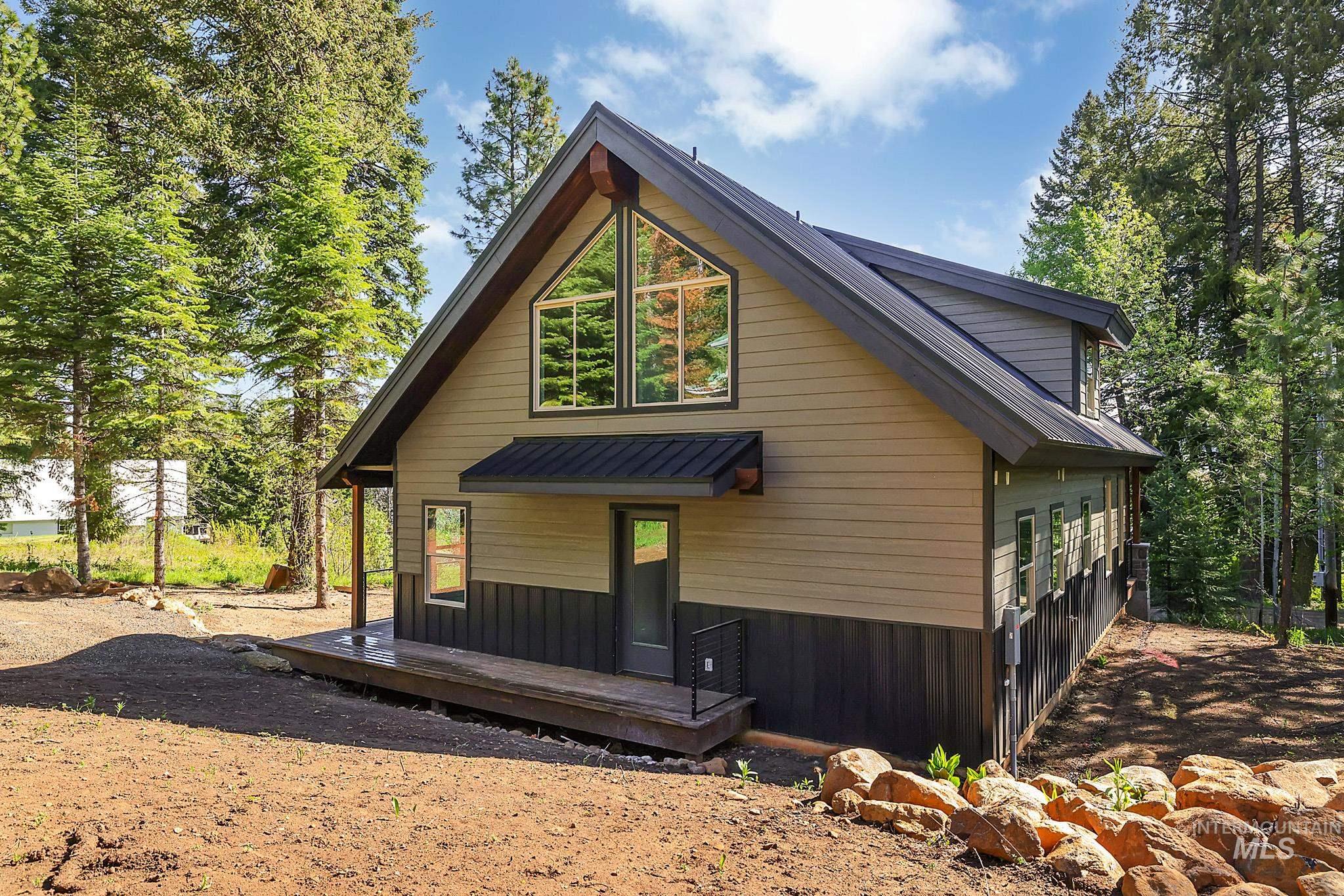 1 Caribou Parkway, Cascade, Idaho 83611, 3 Bedrooms, 2 Bathrooms, Residential For Sale, Price $667,700, 98947940