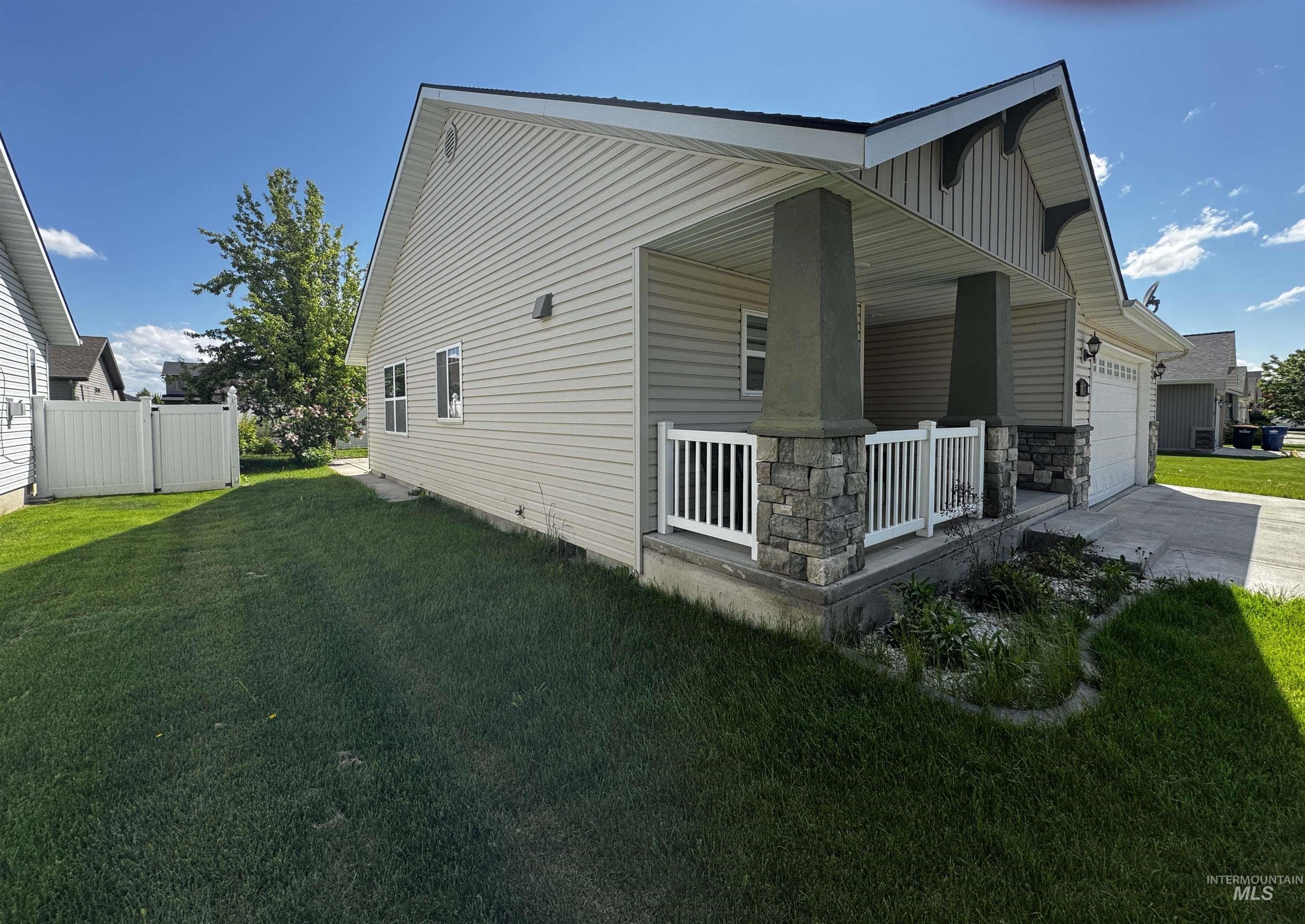 1173 Knoll Ridge Road, Twin Falls, Idaho 83301, 3 Bedrooms, 2 Bathrooms, Residential For Sale, Price $364,900, 98947947