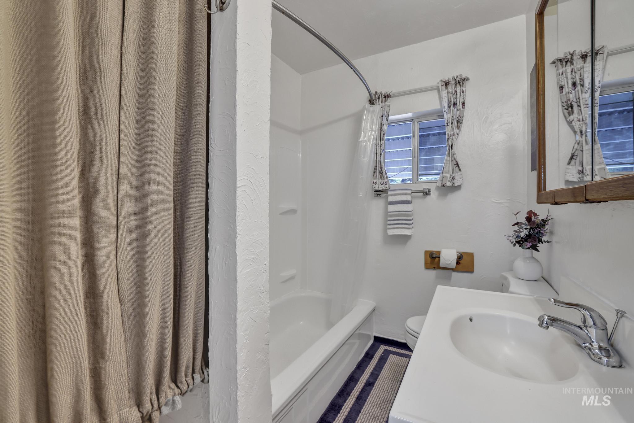 420 E 3rd St, Shoshone, Idaho 83352, 3 Bedrooms, 1 Bathroom, Residential For Sale, Price $289,000,MLS 98947988