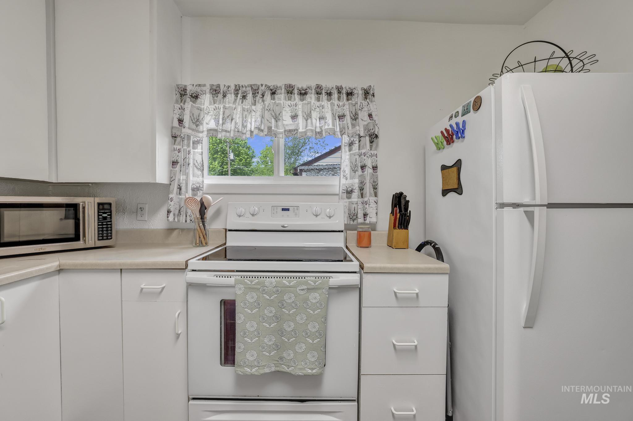 420 E 3rd St, Shoshone, Idaho 83352, 3 Bedrooms, 1 Bathroom, Residential For Sale, Price $289,000,MLS 98947988