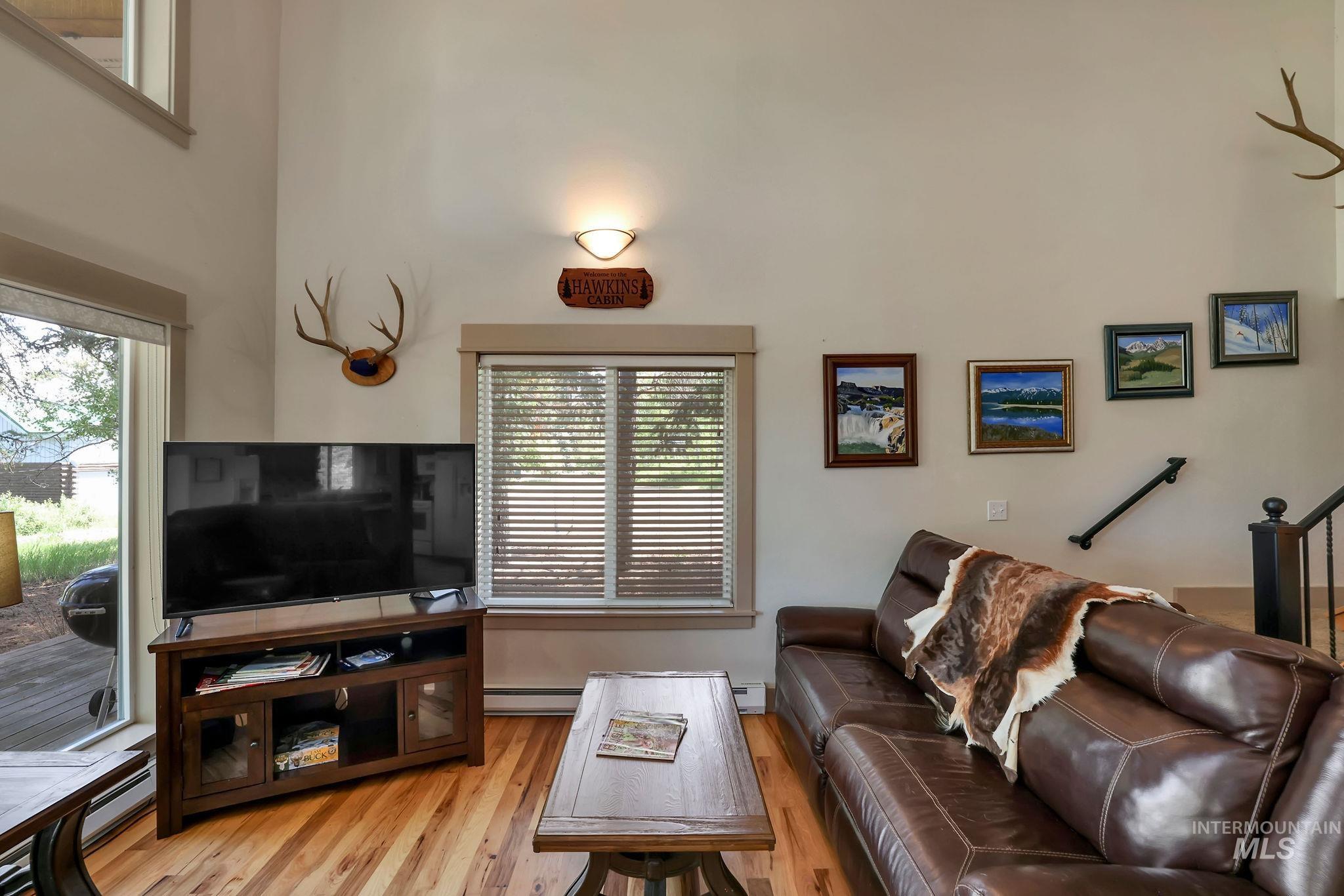 136 Paradise Lane, Donnelly, Idaho 83615, 3 Bedrooms, 2 Bathrooms, Residential For Sale, Price $925,000,MLS 98948134