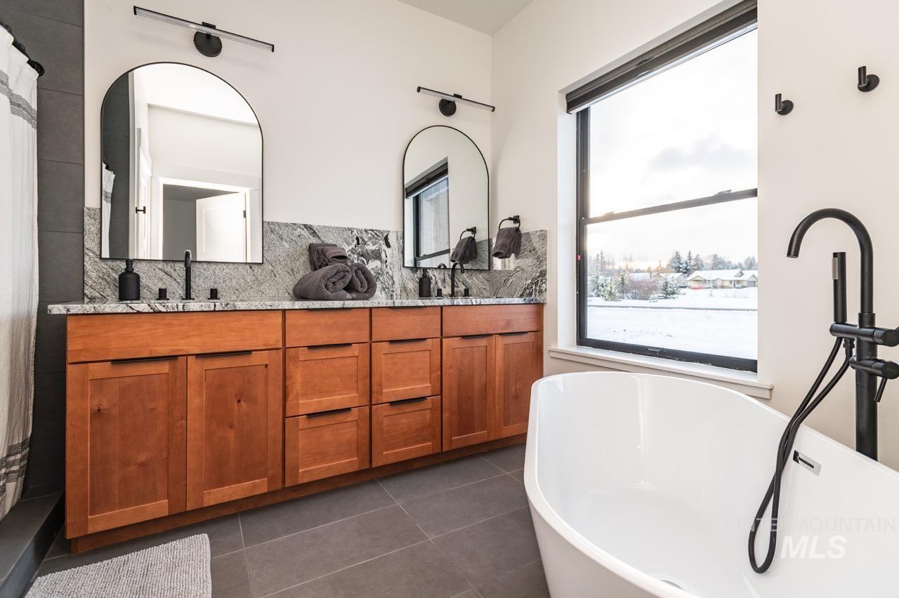 1047 Kaitlyn Loop, McCall, Idaho 83638, 4 Bedrooms, 4.5 Bathrooms, Residential For Sale, Price $1,200,000, 98948508