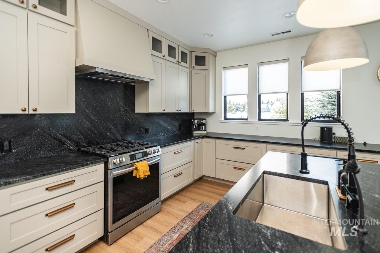 1047 Kaitlyn Loop, McCall, Idaho 83638, 4 Bedrooms, 4.5 Bathrooms, Residential For Sale, Price $1,200,000, 98948508