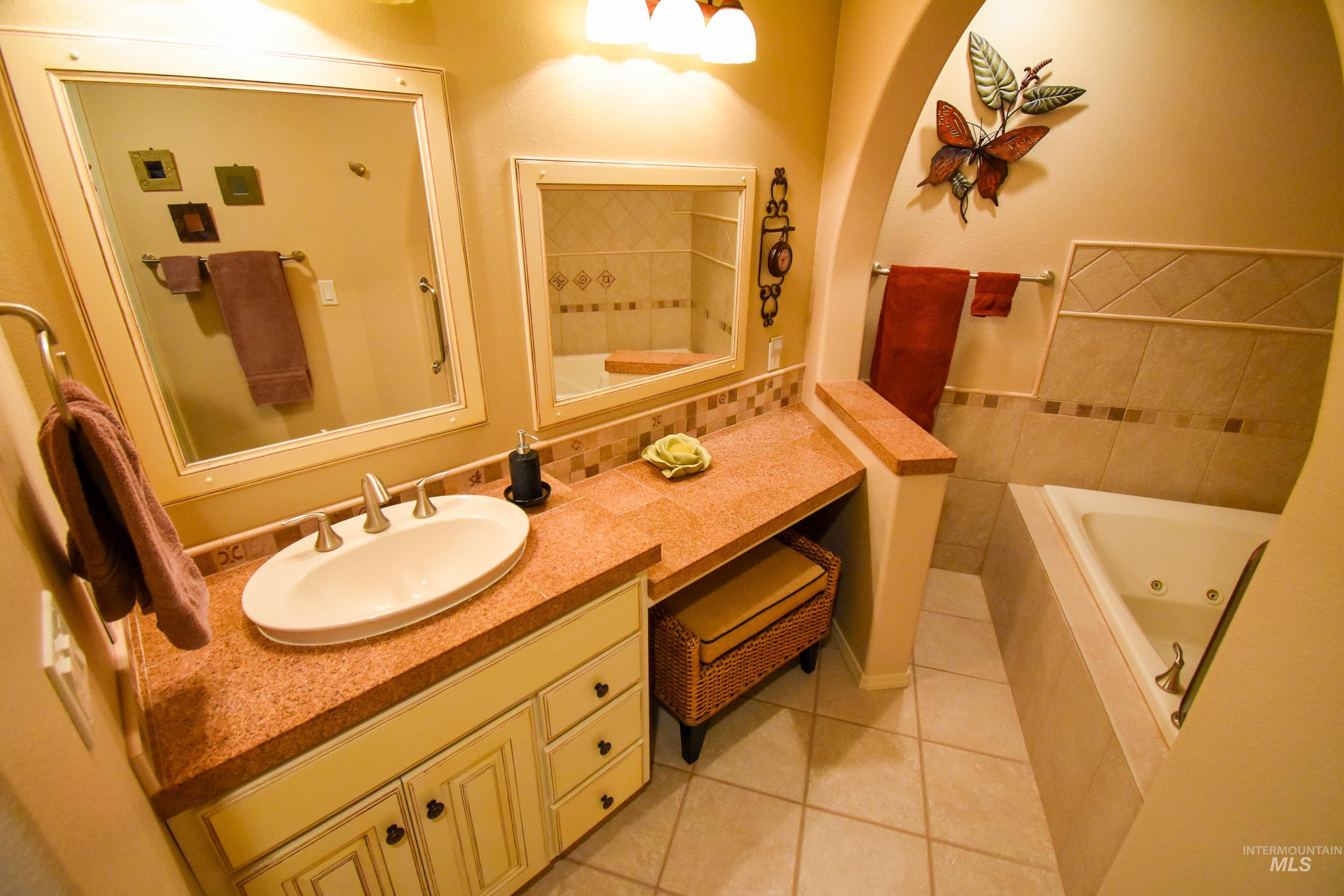 3725 Nicklaus Dr, Clarkston, Washington 99403, 5 Bedrooms, 4 Bathrooms, Residential For Sale, Price $794,000, 98949094