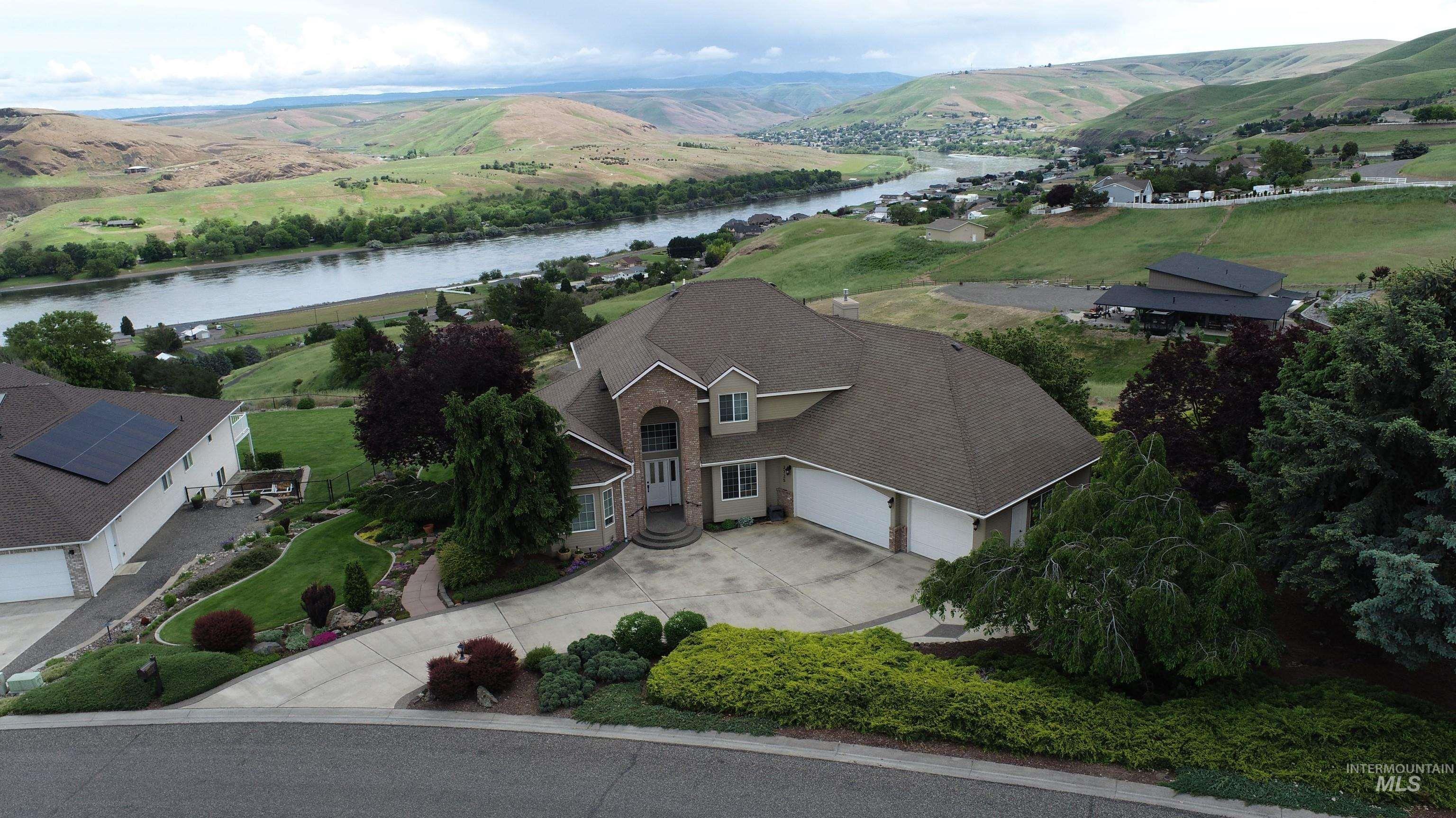 3725 Nicklaus Dr, Clarkston, Washington 99403, 5 Bedrooms, 4 Bathrooms, Residential For Sale, Price $794,000, 98949094