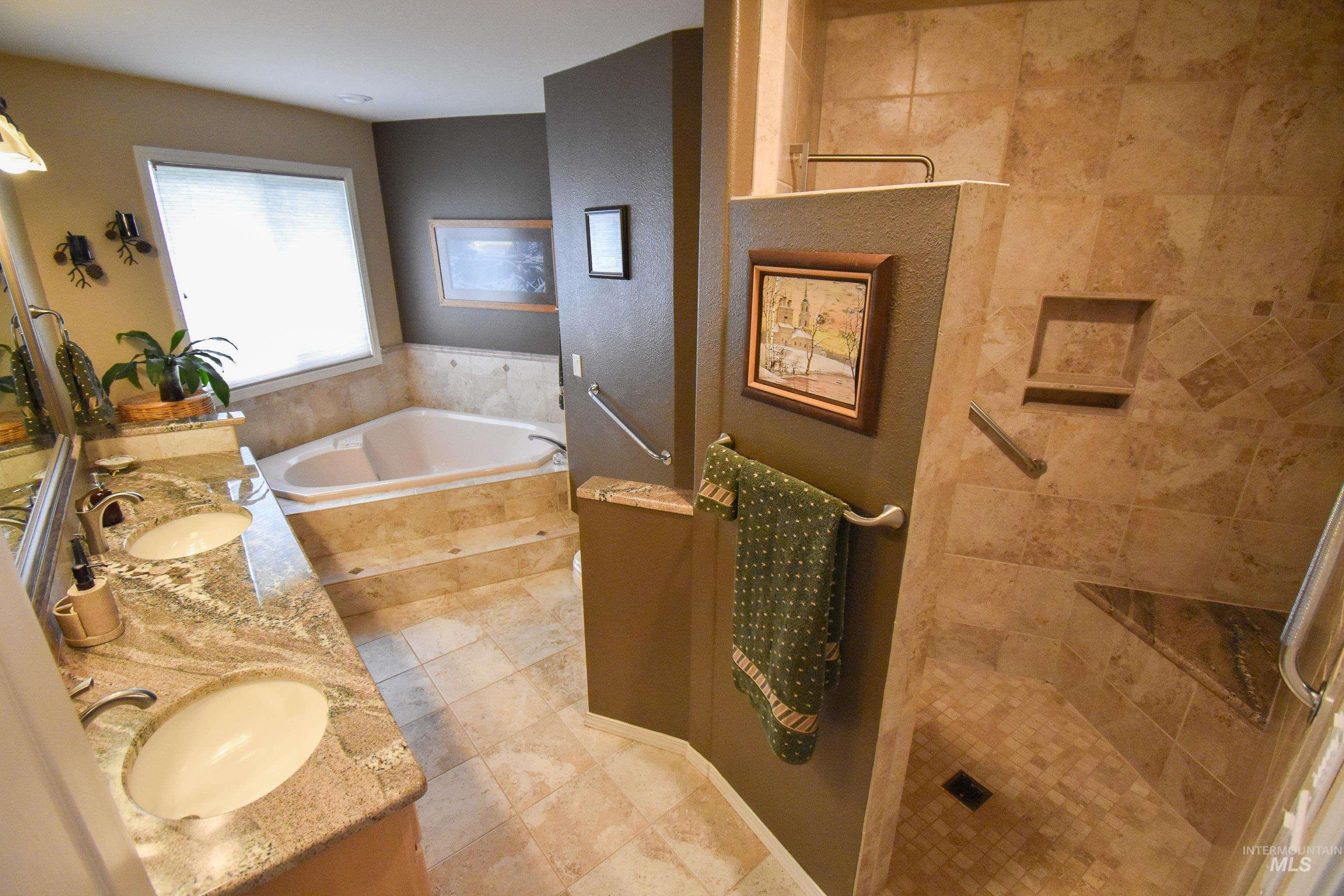 3725 Nicklaus Dr, Clarkston, Washington 99403, 5 Bedrooms, 4 Bathrooms, Residential For Sale, Price $794,000, 98949094