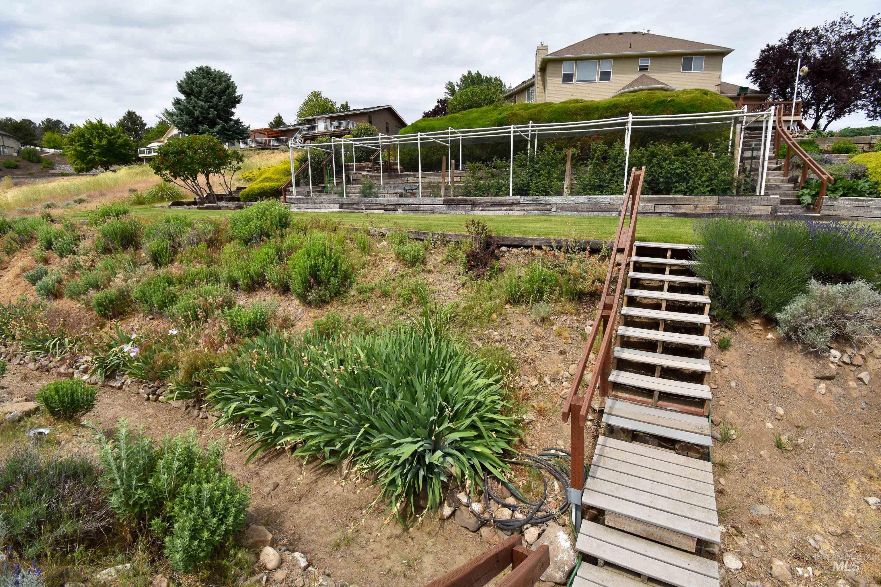 3725 Nicklaus Dr, Clarkston, Washington 99403, 5 Bedrooms, 4 Bathrooms, Residential For Sale, Price $794,000, 98949094