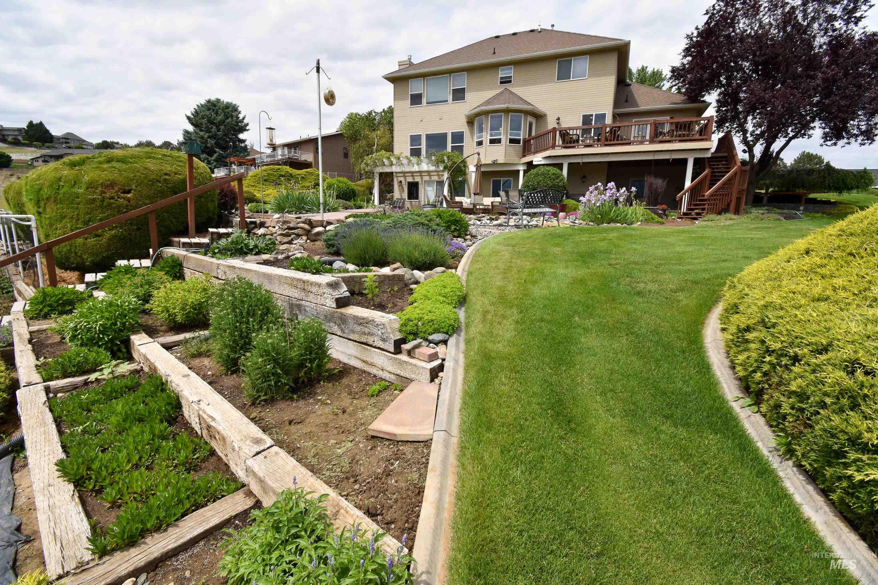 3725 Nicklaus Dr, Clarkston, Washington 99403, 5 Bedrooms, 4 Bathrooms, Residential For Sale, Price $794,000, 98949094