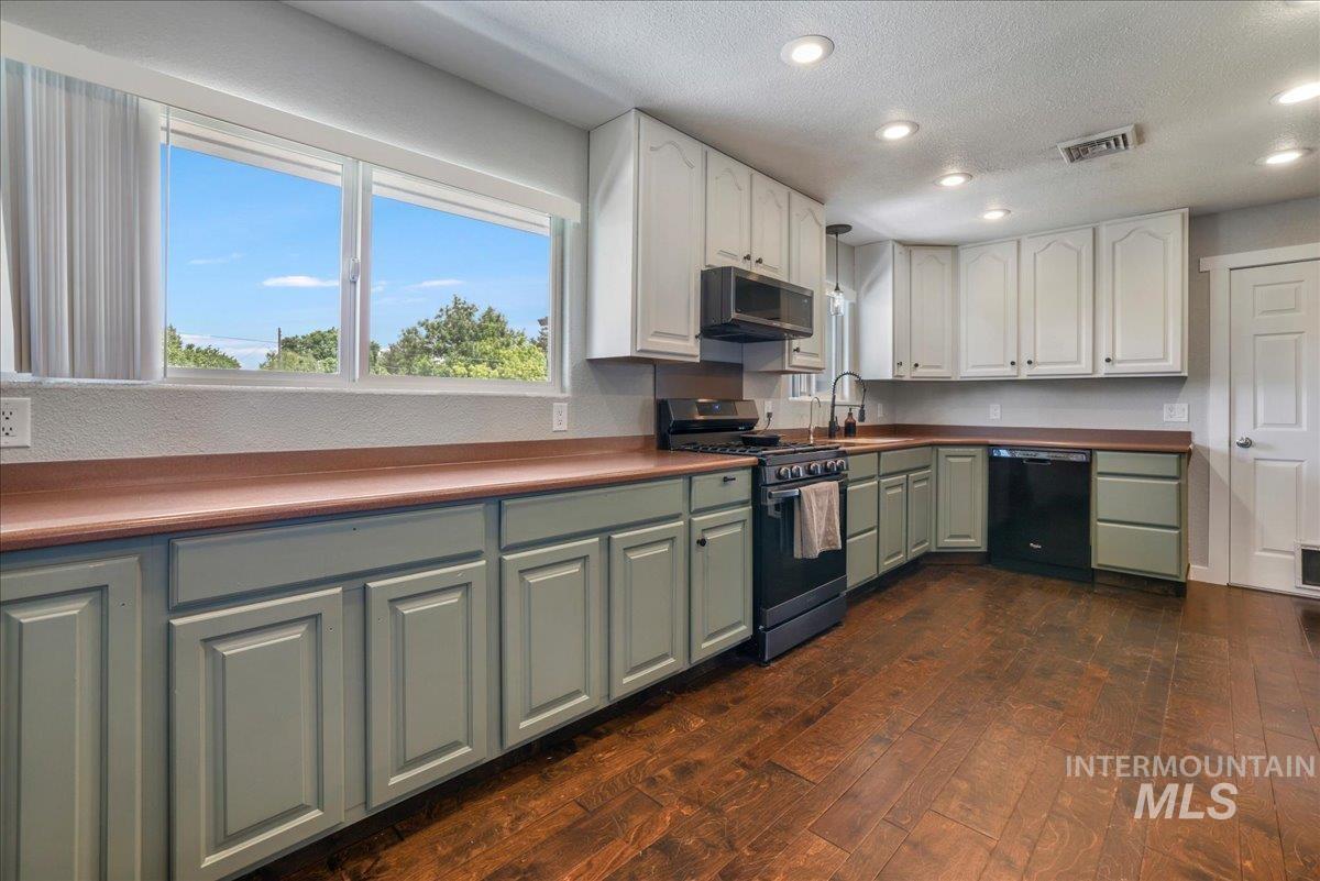 1011 Filer Ave W, Twin Falls, Idaho 83301, 3 Bedrooms, 3 Bathrooms, Residential For Sale, Price $665,000, 98949100