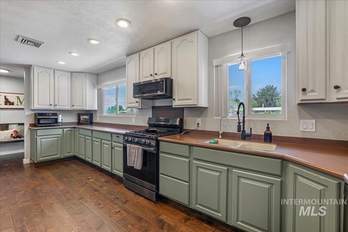 1011 Filer Ave W, Twin Falls, Idaho 83301, 3 Bedrooms, 3 Bathrooms, Residential For Sale, Price $665,000, 98949100