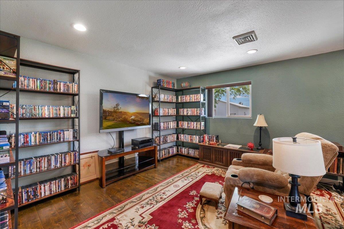 1011 Filer Ave W, Twin Falls, Idaho 83301, 3 Bedrooms, 3 Bathrooms, Residential For Sale, Price $665,000, 98949100