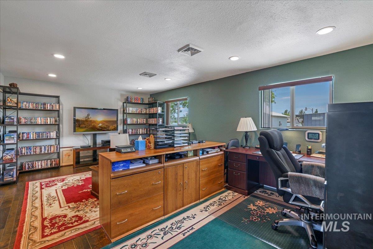 1011 Filer Ave W, Twin Falls, Idaho 83301, 3 Bedrooms, 3 Bathrooms, Residential For Sale, Price $665,000, 98949100