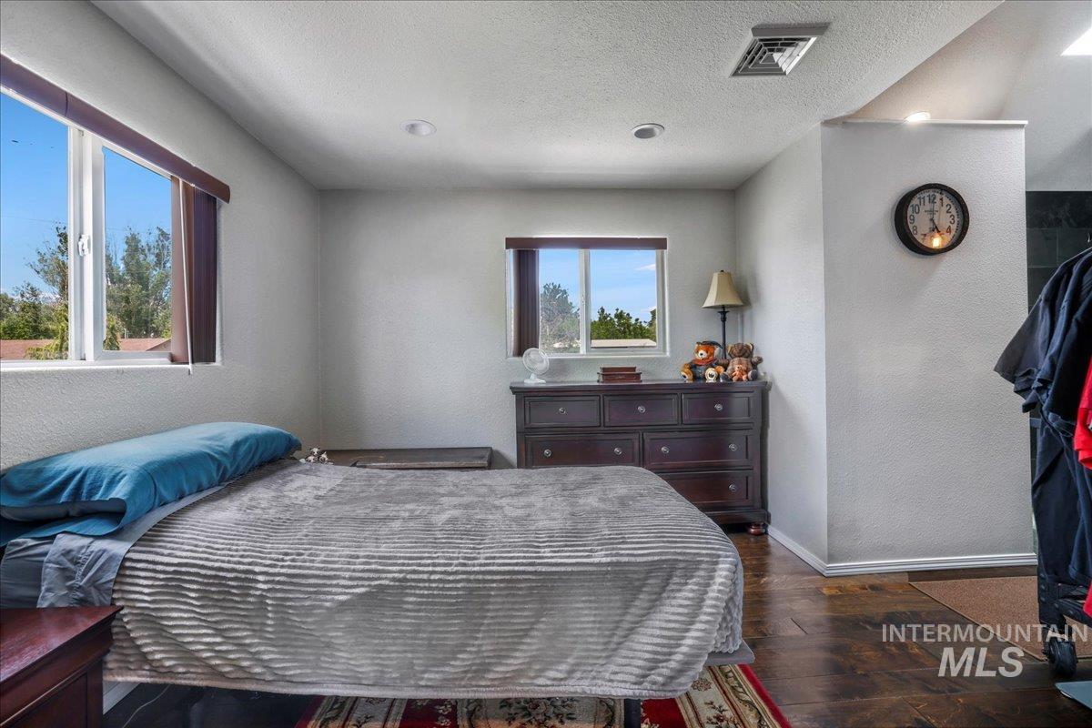 1011 Filer Ave W, Twin Falls, Idaho 83301, 3 Bedrooms, 3 Bathrooms, Residential For Sale, Price $665,000, 98949100