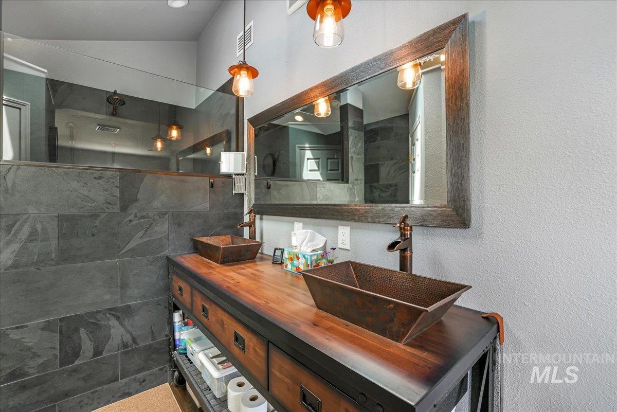 1011 Filer Ave W, Twin Falls, Idaho 83301, 3 Bedrooms, 3 Bathrooms, Residential For Sale, Price $665,000, 98949100