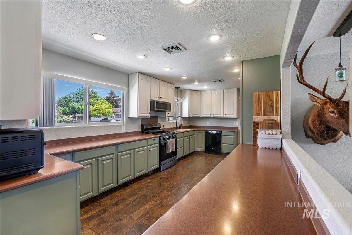 1011 Filer Ave W, Twin Falls, Idaho 83301, 3 Bedrooms, 3 Bathrooms, Residential For Sale, Price $665,000, 98949100