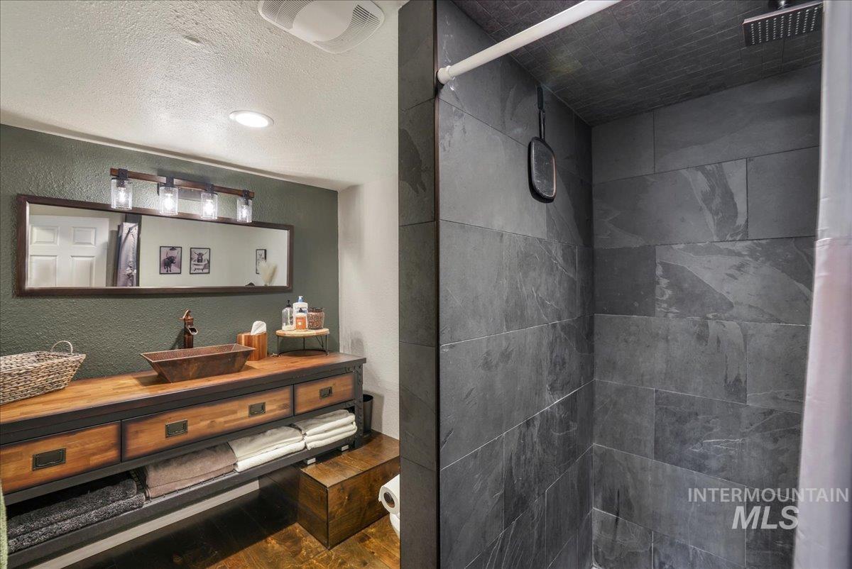 1011 Filer Ave W, Twin Falls, Idaho 83301, 3 Bedrooms, 3 Bathrooms, Residential For Sale, Price $665,000, 98949100