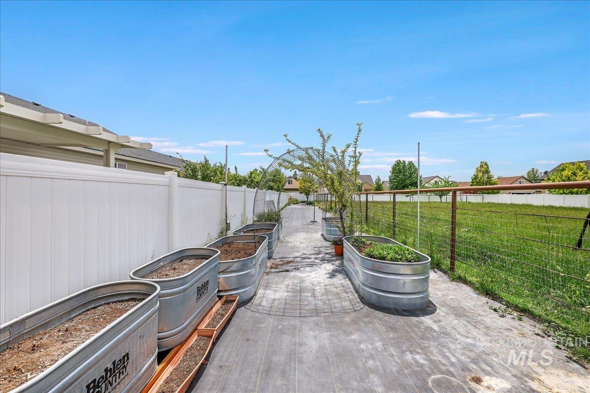 1011 Filer Ave W, Twin Falls, Idaho 83301, 3 Bedrooms, 3 Bathrooms, Residential For Sale, Price $665,000, 98949100