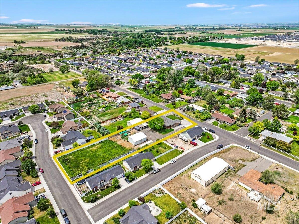 1011 Filer Ave W, Twin Falls, Idaho 83301, 3 Bedrooms, 3 Bathrooms, Residential For Sale, Price $665,000, 98949100