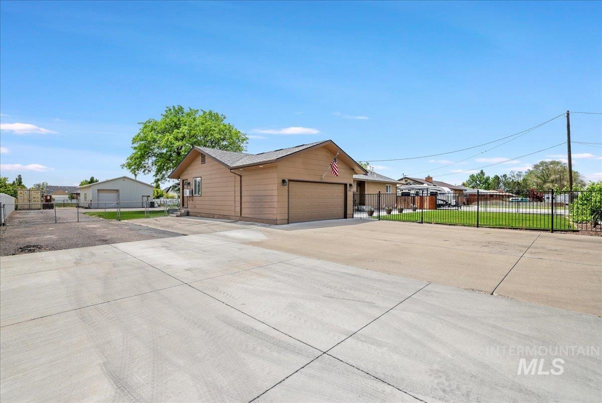 1011 Filer Ave W, Twin Falls, Idaho 83301, 3 Bedrooms, 3 Bathrooms, Residential For Sale, Price $665,000, 98949100