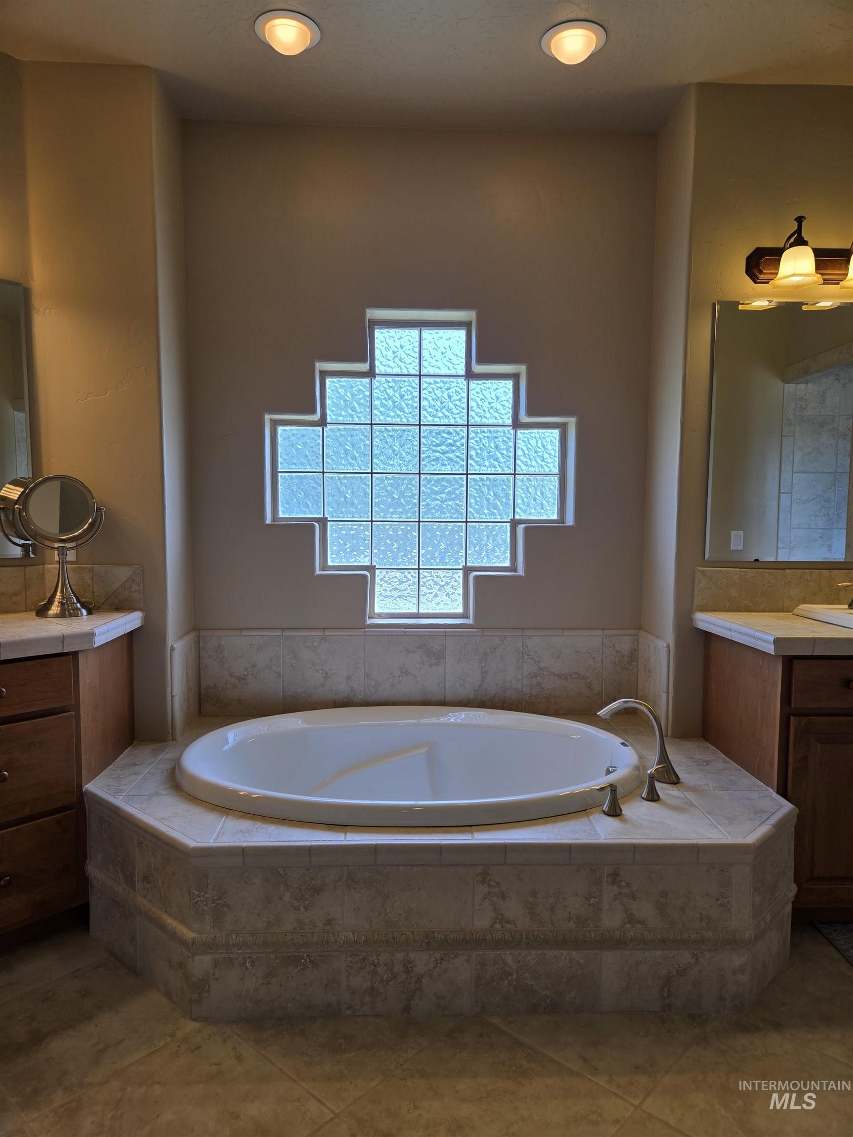 654 King Ave, Ontario, Oregon 97914, 3 Bedrooms, 2.5 Bathrooms, Residential For Sale, Price $825,000, 98949397