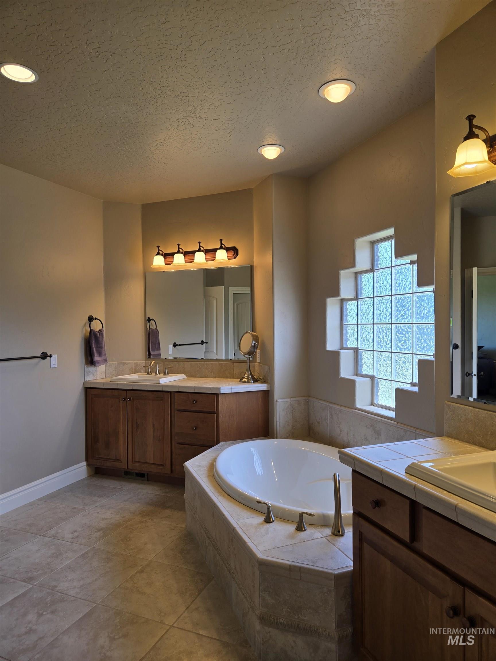 654 King Ave, Ontario, Oregon 97914, 3 Bedrooms, 2.5 Bathrooms, Residential For Sale, Price $825,000, 98949397