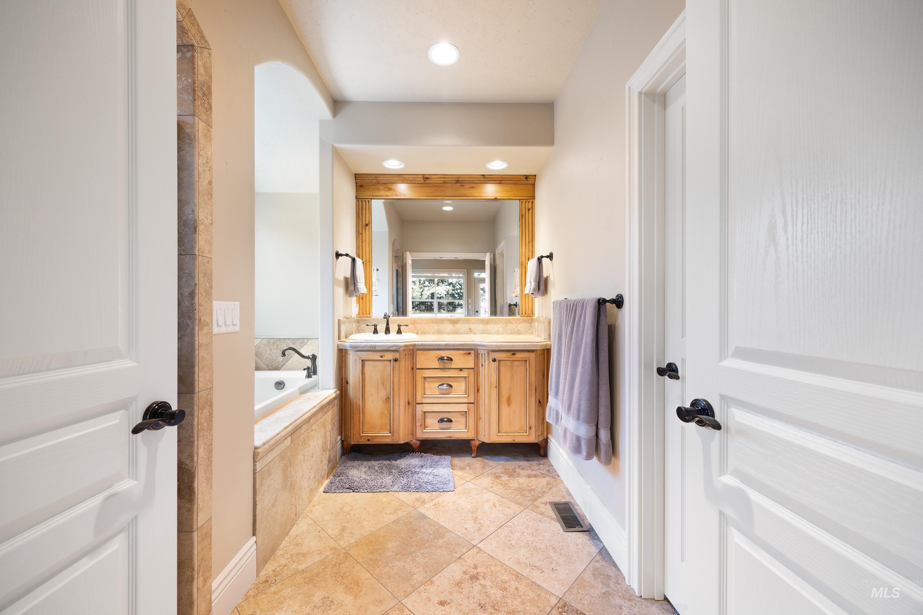 1664 W Par Ct., Eagle, Idaho 83616, 3 Bedrooms, 2 Bathrooms, Residential For Sale, Price $639,900,MLS 98949422