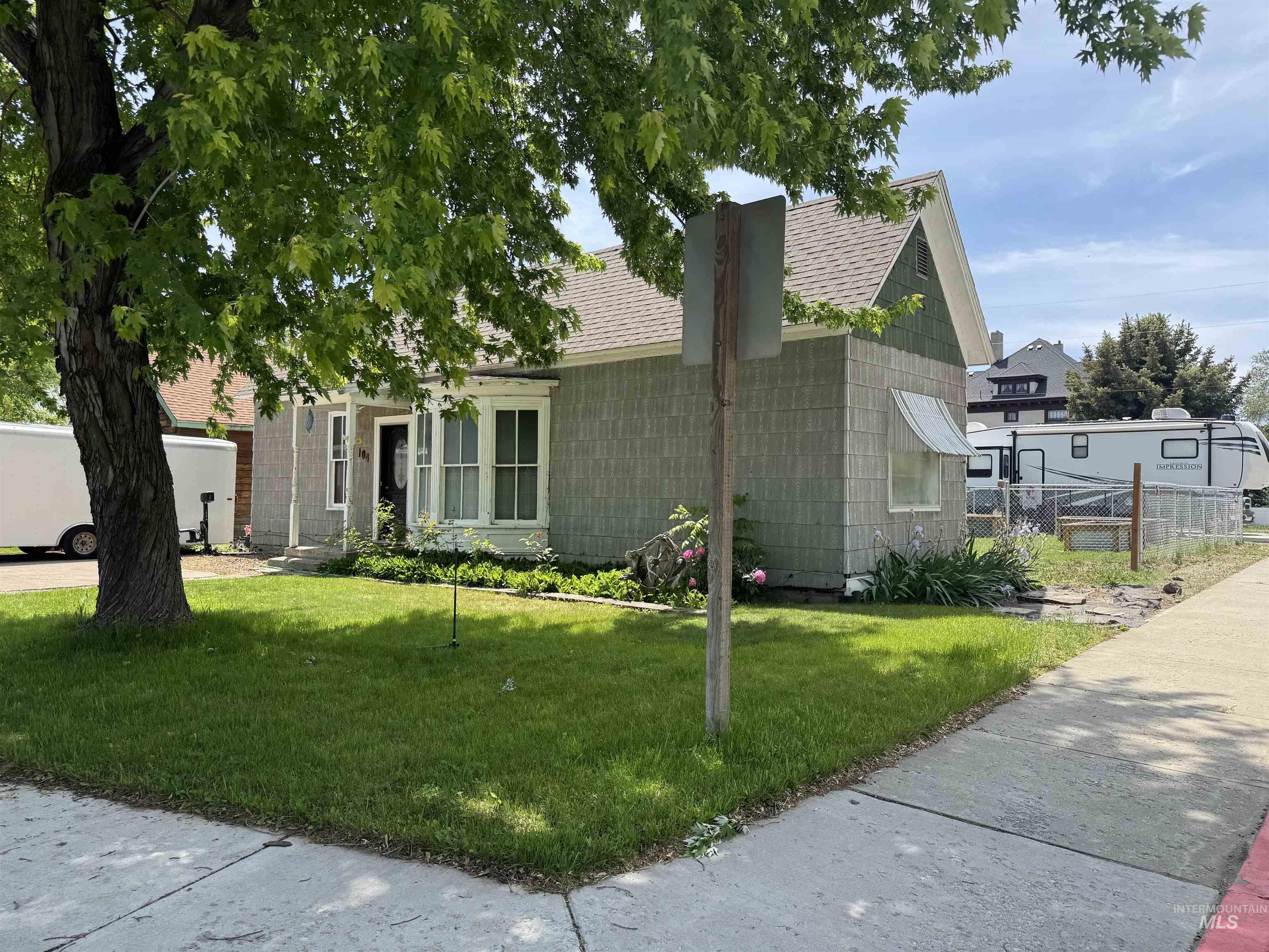 104 E B Street, Shoshone, Idaho 83352, 2 Bedrooms, 1 Bathroom, Residential For Sale, Price $209,000, 98949528