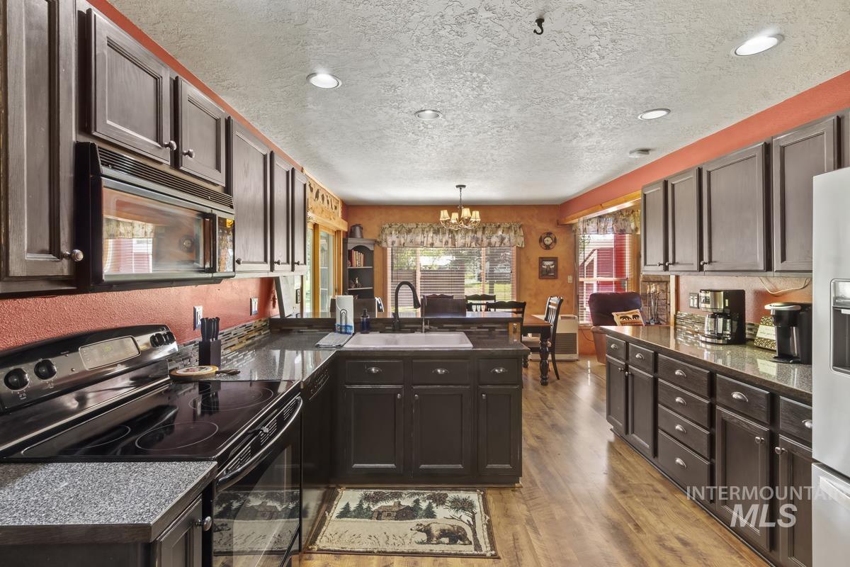 13098 Hillhouse Loop, Donnelly, Idaho 83615, 3 Bedrooms, 3 Bathrooms, Residential For Sale, Price $745,000, 98949586