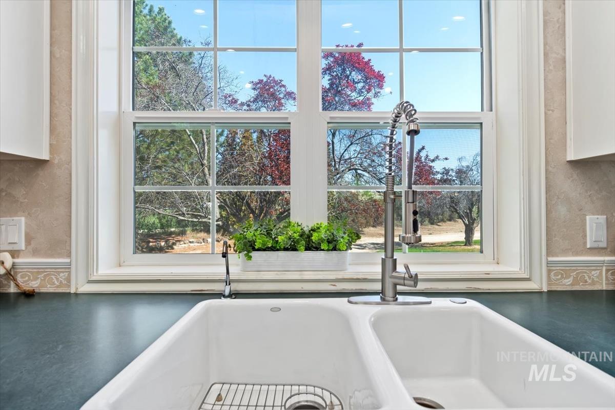 408 Hill RD S, Melba, Idaho 83641, 5 Bedrooms, 3.5 Bathrooms, Residential For Sale, Price $959,900, 98949700