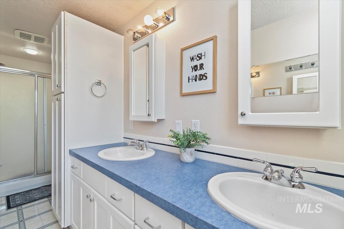 408 Hill RD S, Melba, Idaho 83641, 5 Bedrooms, 3.5 Bathrooms, Residential For Sale, Price $959,900, 98949700