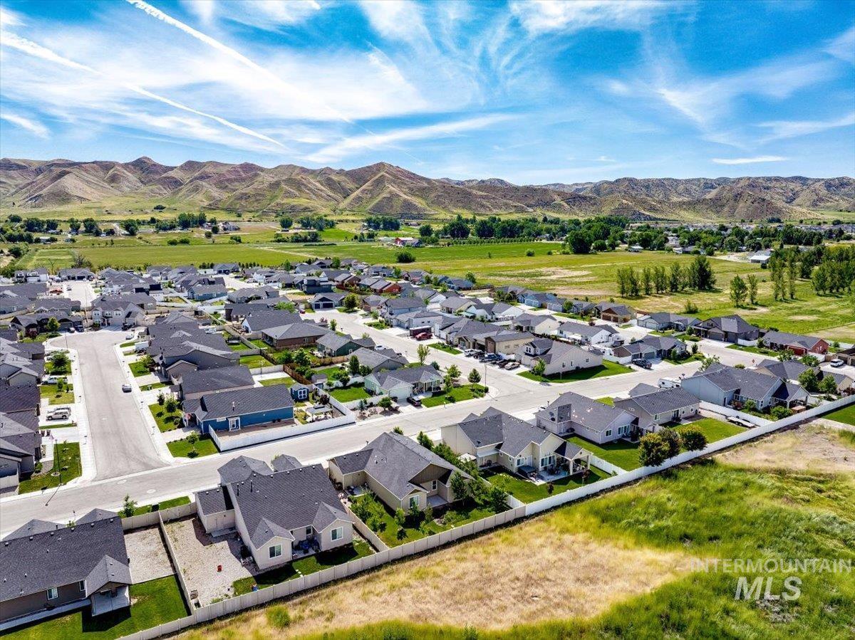 2510 Duchess Trail, Emmett, Idaho 83617, 3 Bedrooms, 2 Bathrooms, Residential For Sale, Price $431,000, 98949846