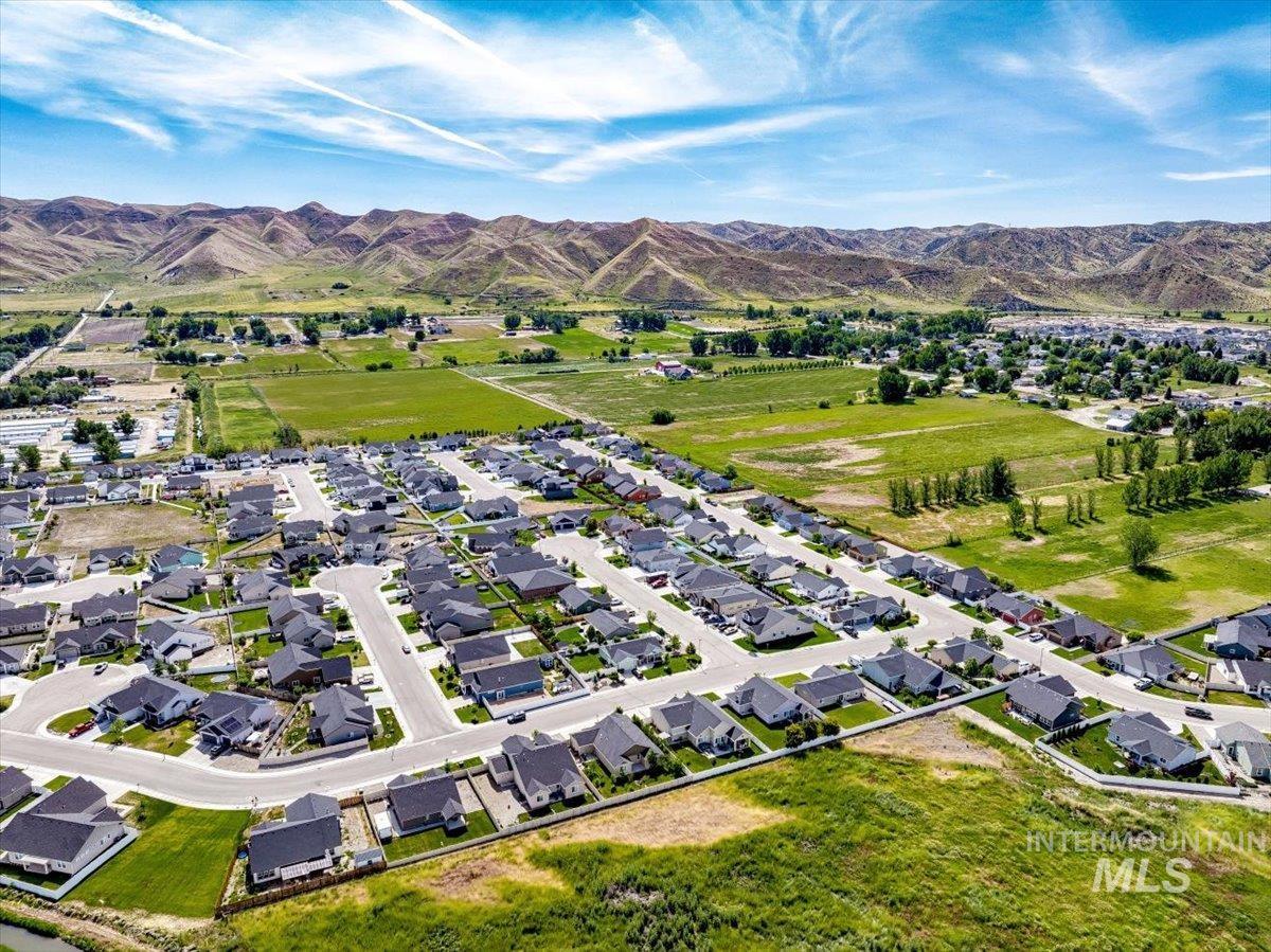2510 Duchess Trail, Emmett, Idaho 83617, 3 Bedrooms, 2 Bathrooms, Residential For Sale, Price $431,000, 98949846