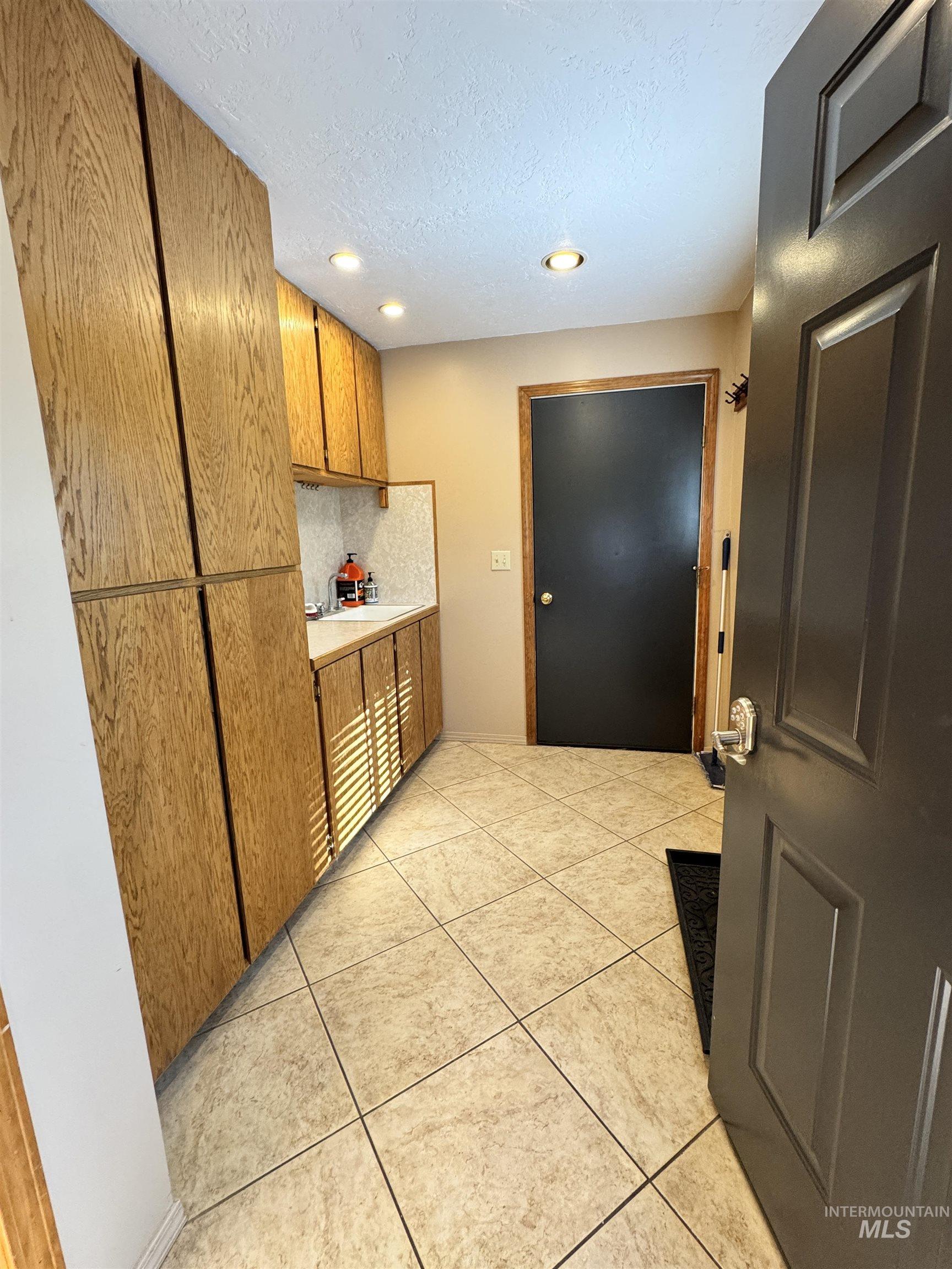 522 North Apple Street, Shoshone, Idaho 83352, 5 Bedrooms, 3 Bathrooms, Residential For Sale, Price $434,900, 98949907