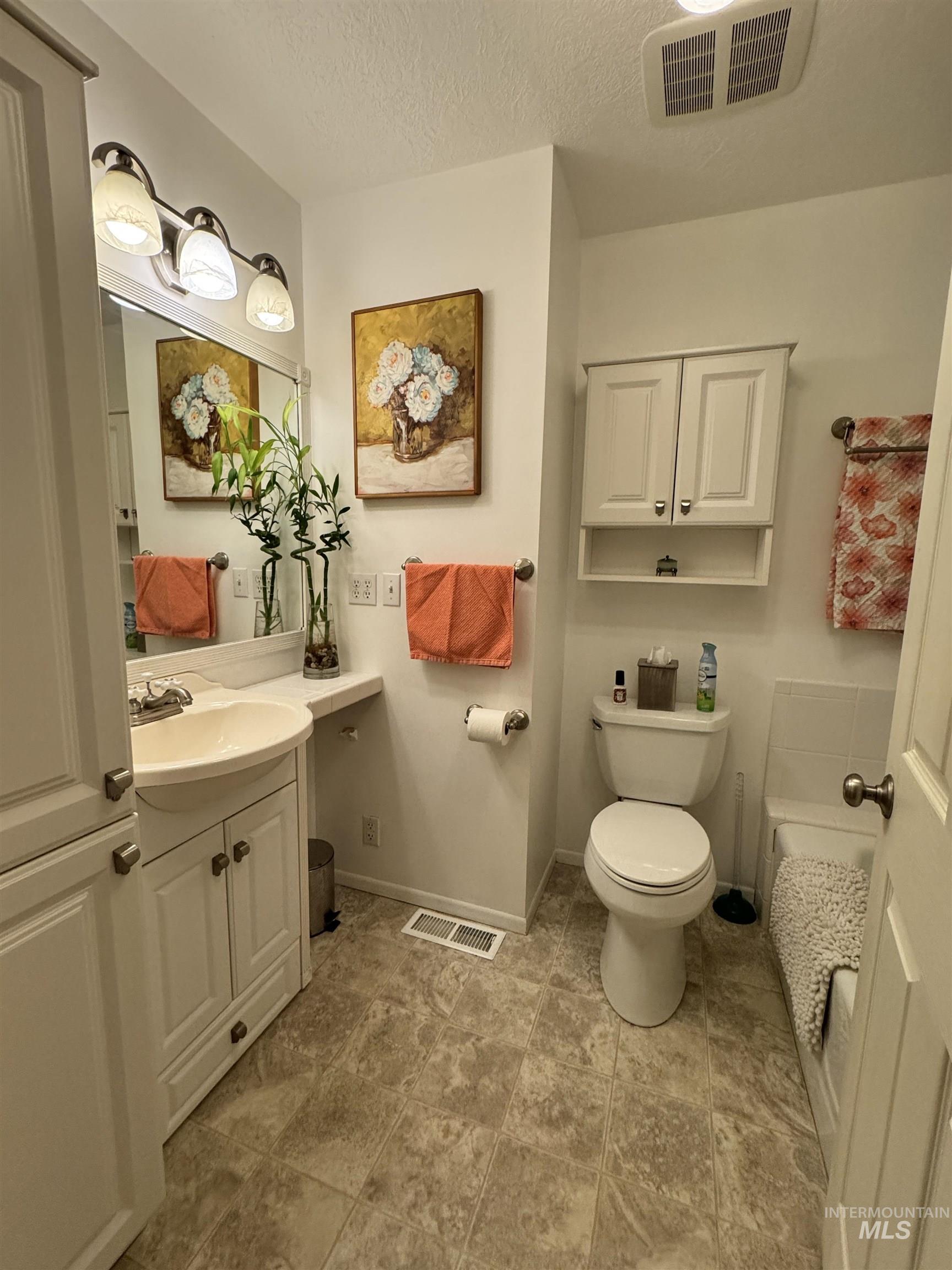 522 North Apple Street, Shoshone, Idaho 83352, 5 Bedrooms, 3 Bathrooms, Residential For Sale, Price $434,900, 98949907