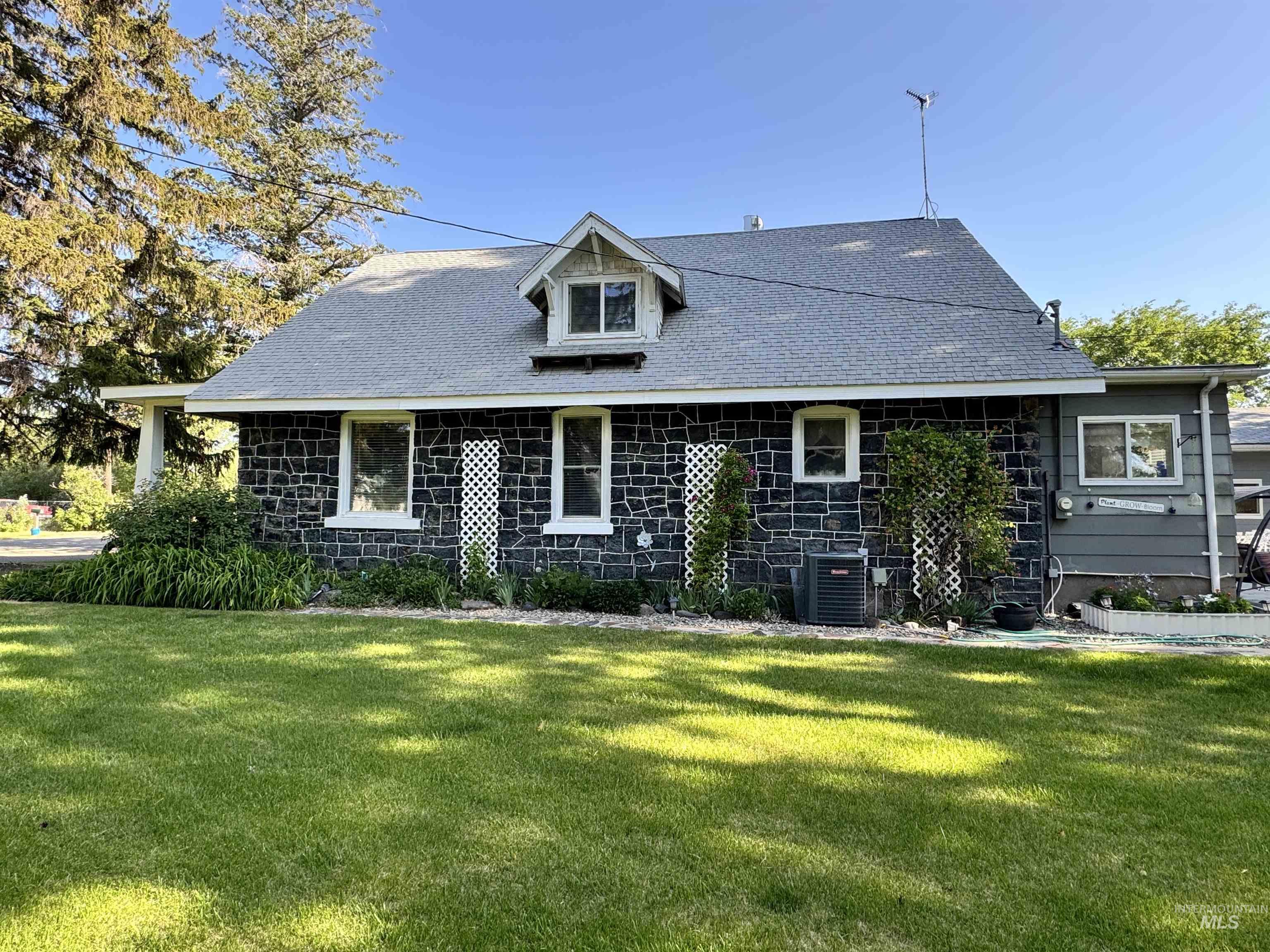 522 North Apple Street, Shoshone, Idaho 83352, 5 Bedrooms, 3 Bathrooms, Residential For Sale, Price $434,900, 98949907