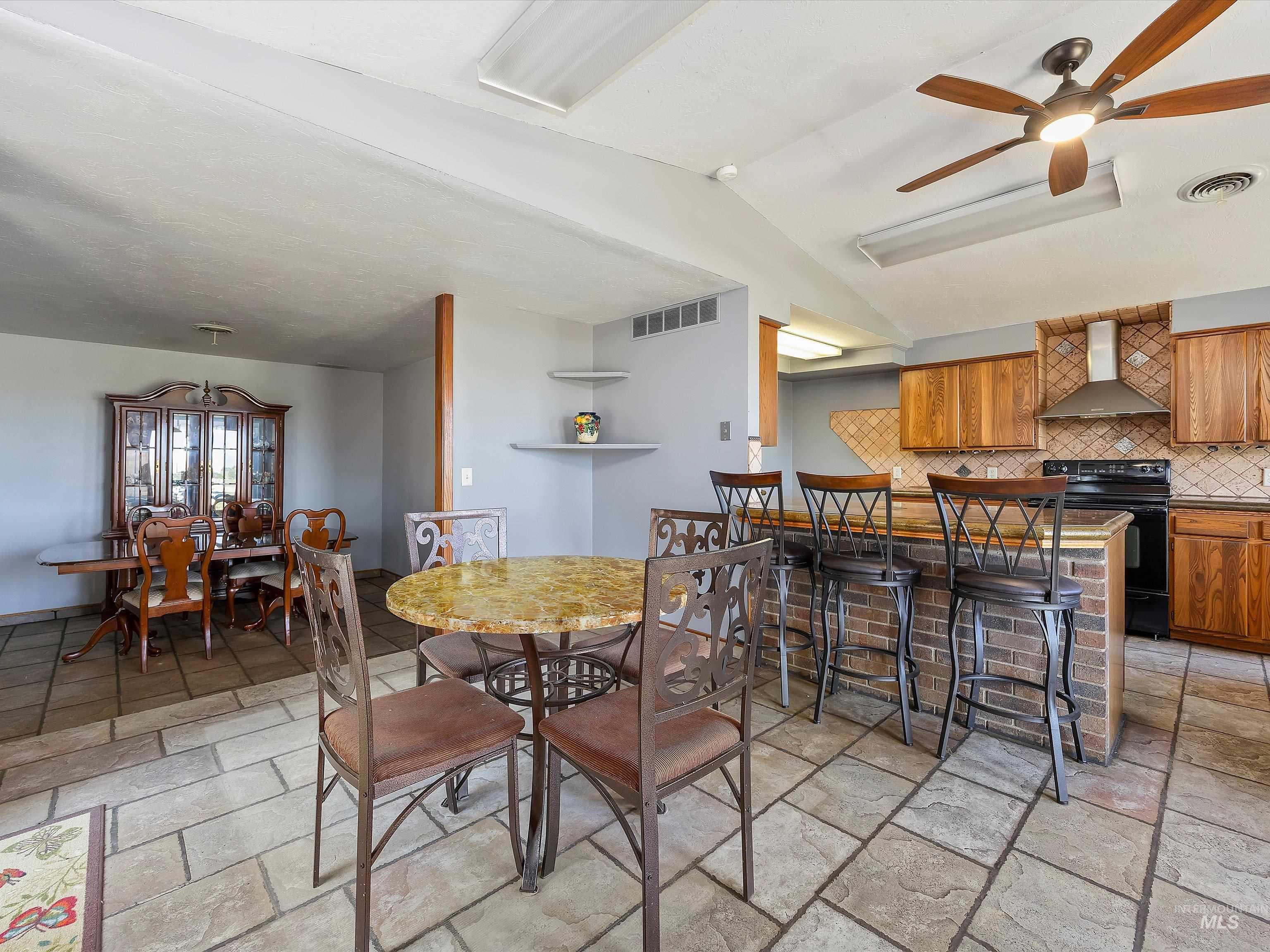 1872 E 1750 S, Gooding, Idaho 83330, 4 Bedrooms, 3 Bathrooms, Residential For Sale, Price $1,500,000, 98950044