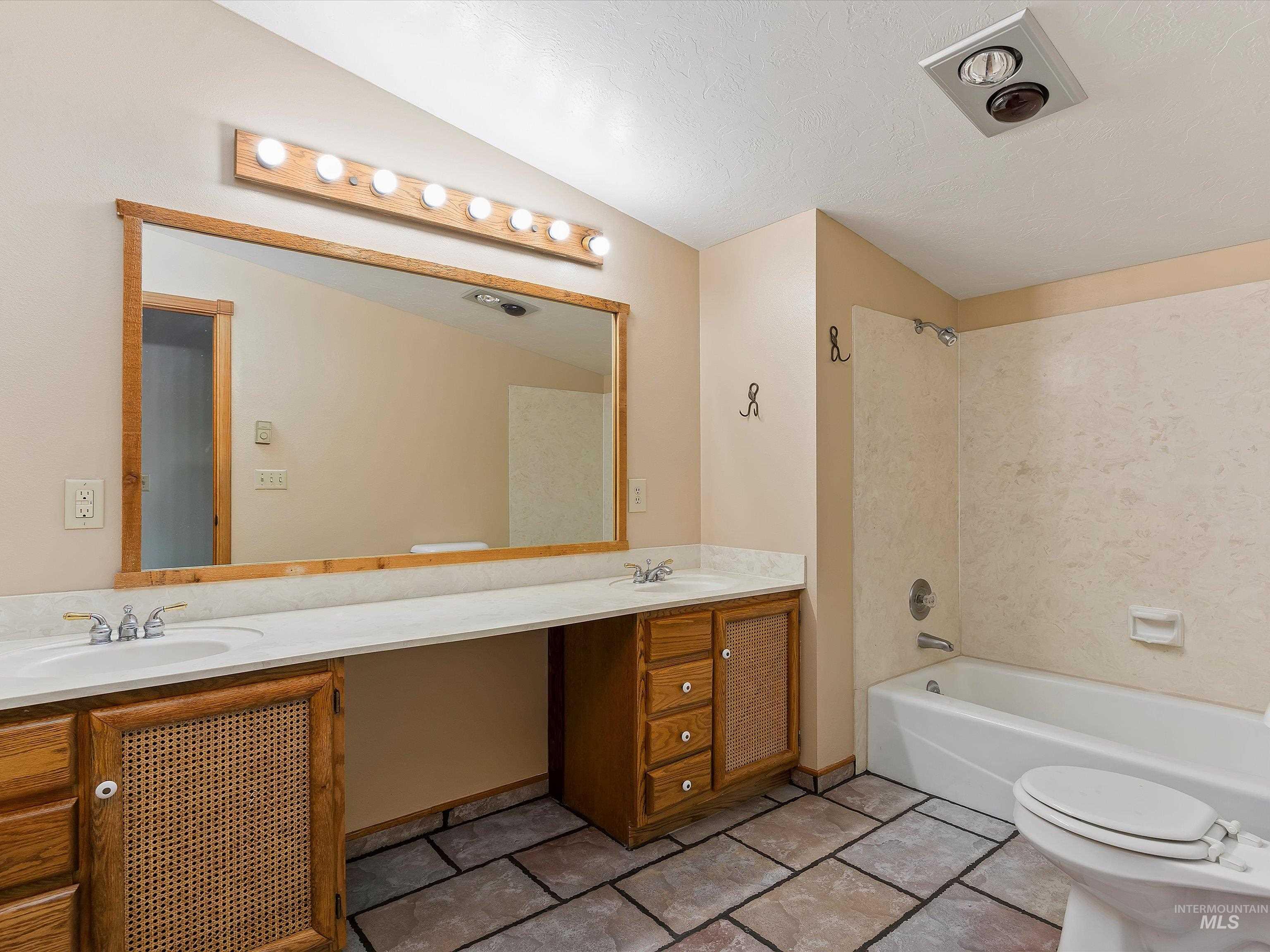 1872 E 1750 S, Gooding, Idaho 83330, 4 Bedrooms, 3 Bathrooms, Residential For Sale, Price $1,500,000, 98950044