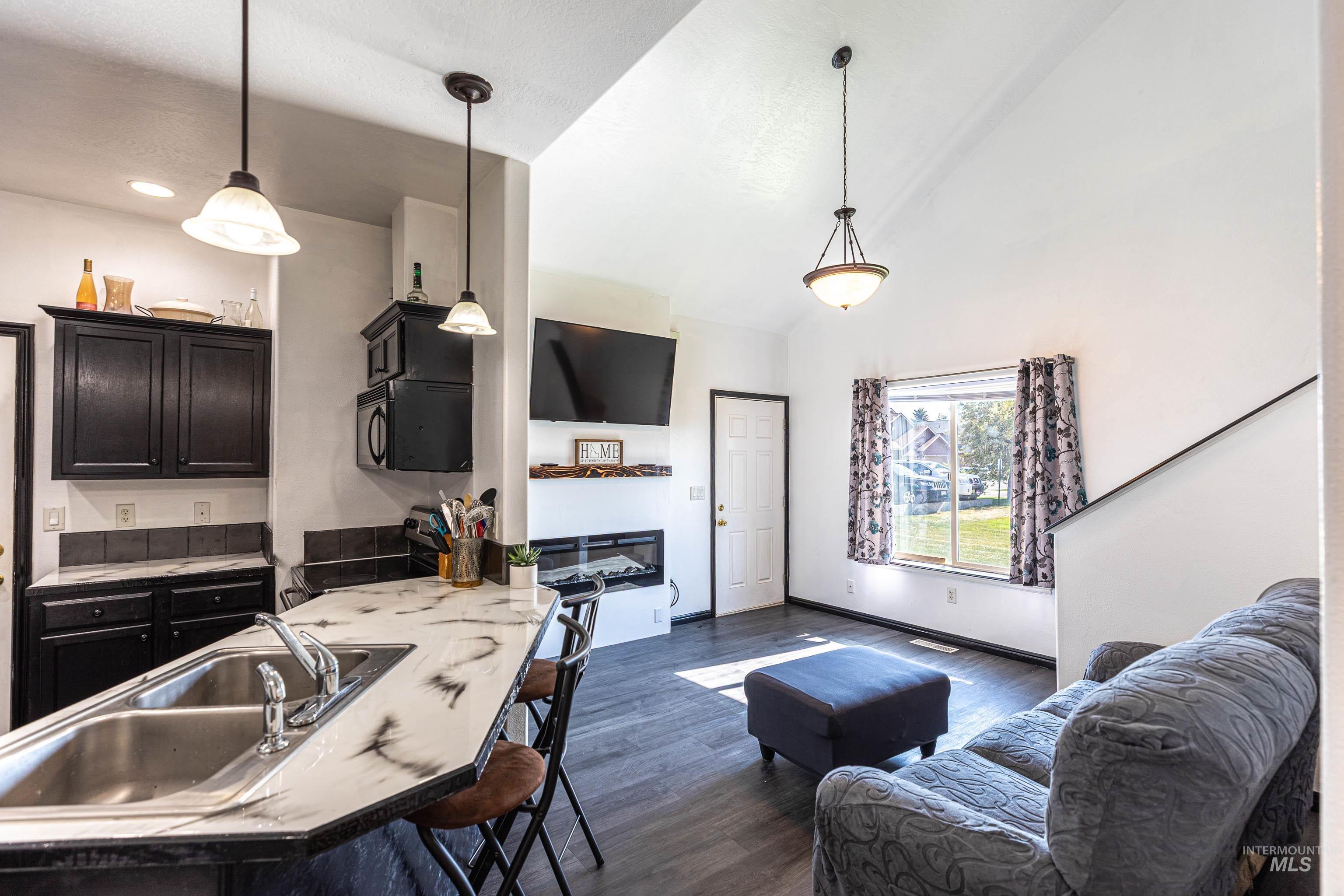 35 1 Mangum Cir, Donnelly, Idaho 83615, 3 Bedrooms, 2 Bathrooms, Residential For Sale, Price $370,000, 98950095