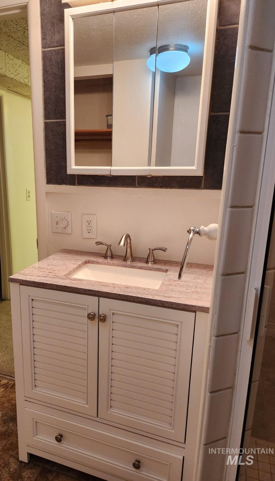 855 N 9th East, Mountain Home, Idaho 83647, 4 Bedrooms, 3 Bathrooms, Residential For Sale, Price $370,000, 98950101